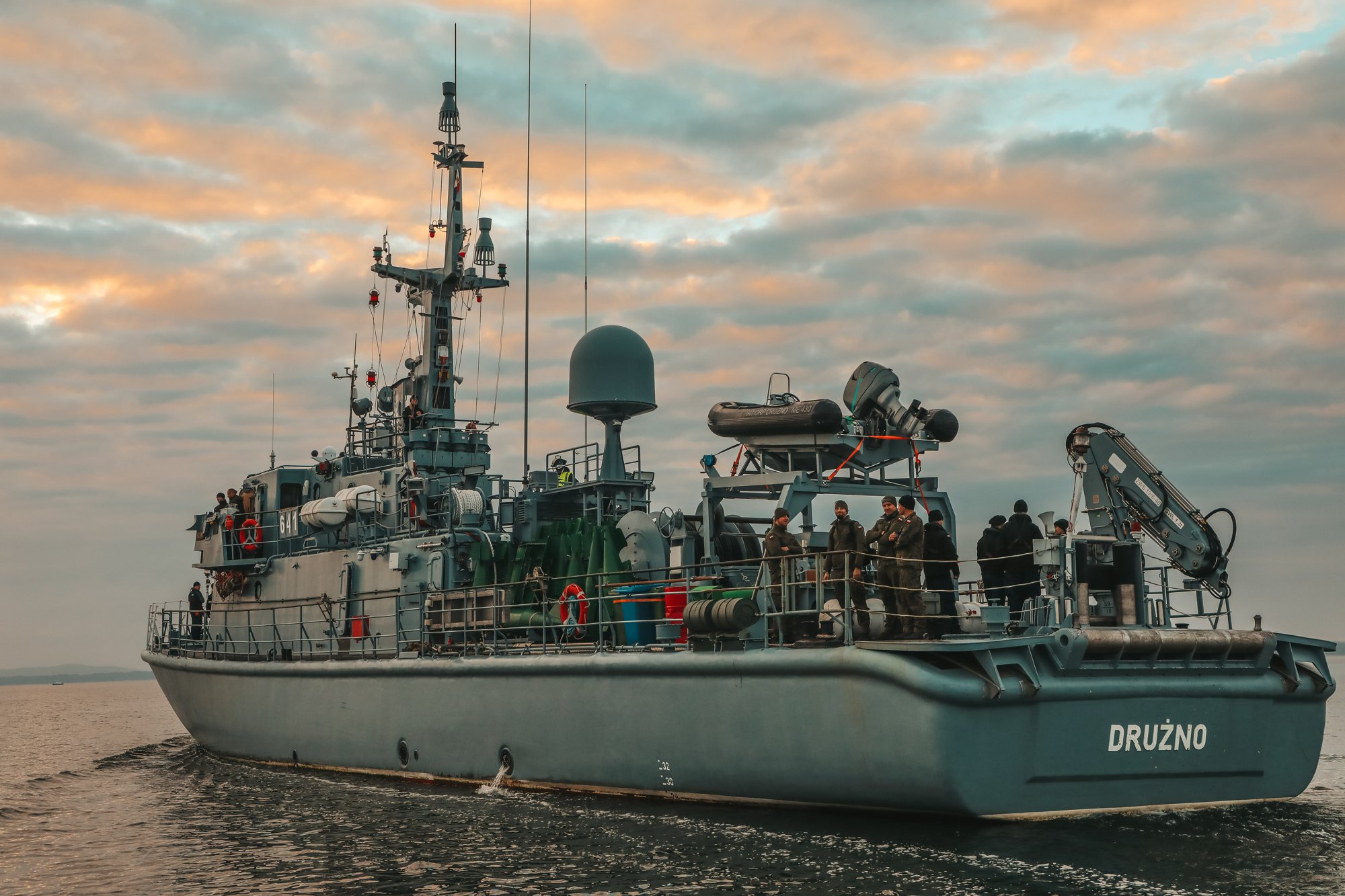 ORP „Drużno” podczas działań na Zatoce Pomorskiej. Operację prowadzono w rejonie planowanego falochronu nowego portu zewnętrznego, w sąsiedztwie infrastruktury LNG.