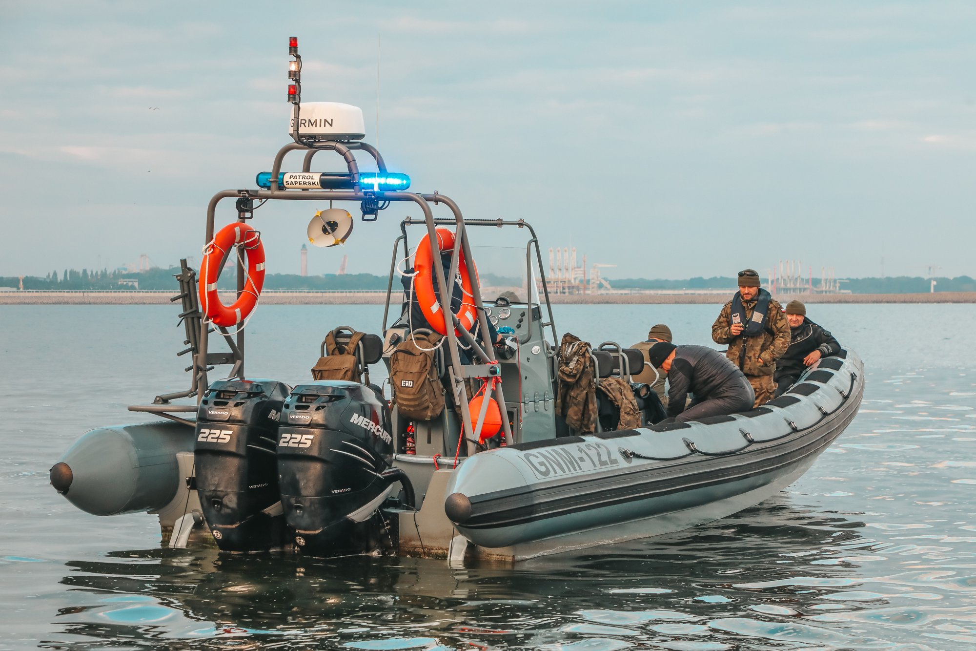 Nurkowie-minerzy 12. Dywizjonu Trałowców na łodzi patrolu saperskiego podczas operacji neutralizacji min w rejonie przyszłego portu zewnętrznego w Świnoujściu.