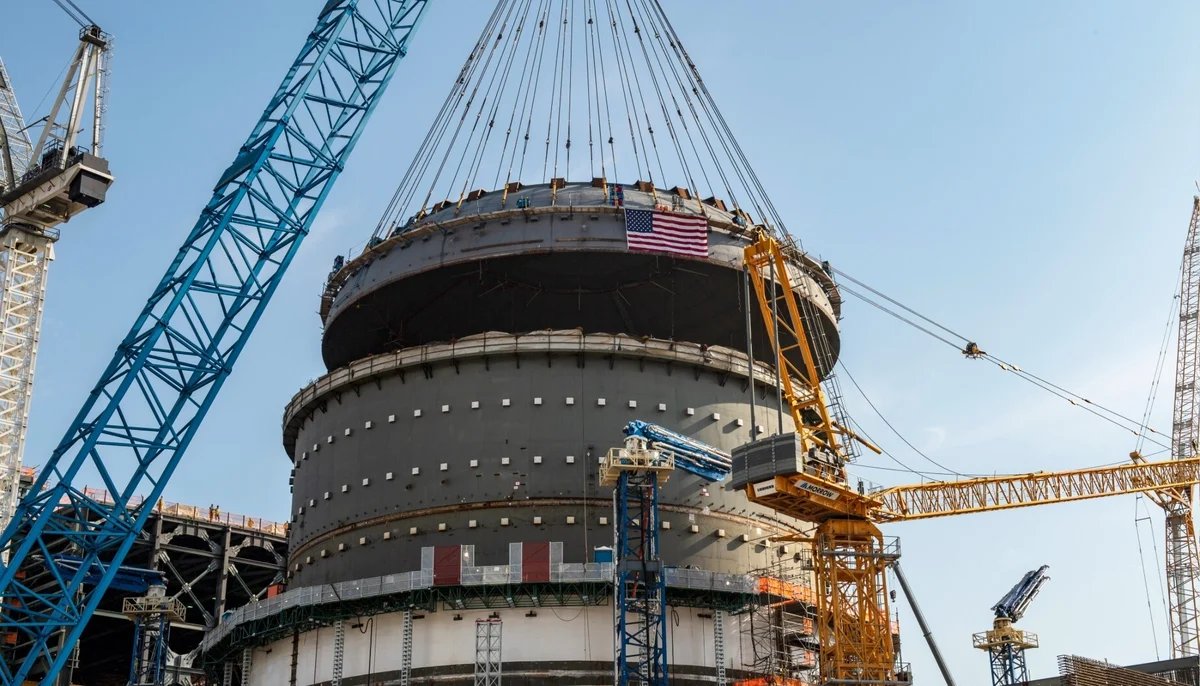 Montaż górnej części obudowy bezpieczeństwa bloku Vogtle 4 w USA, wykorzystującego technologię AP1000. Fot. Georgia Power.